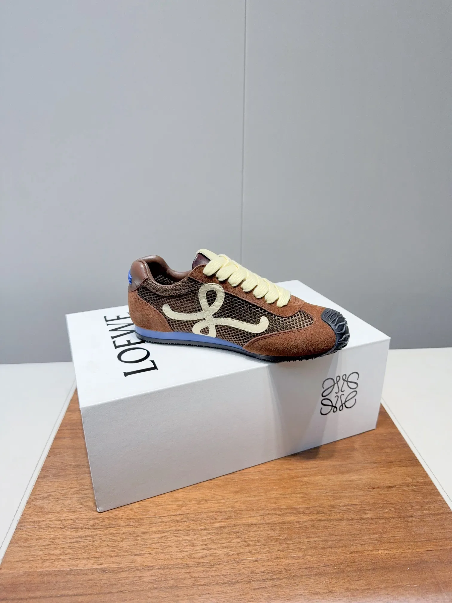👟👟Ex-factory price 560👟👟 Loewe LOEW- 2025 mesh moral training shoes Super awesome Asymmetric toe shape, as LOEWE's signature design Super soft, lightweight and flexible sole, new wave texture rubber outsole, extending to the toe, upgraded soft leather lining and footbed to provide maximum comfort, 3D injection molded rubber LOEWE logo on the heel Fully open mold matching material Size: 35-40 (custom-made for 40 women, non-refundable)